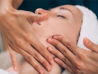 Los beneficios del masaje facial para relajar los músculos y mejorar el aspecto de la piel